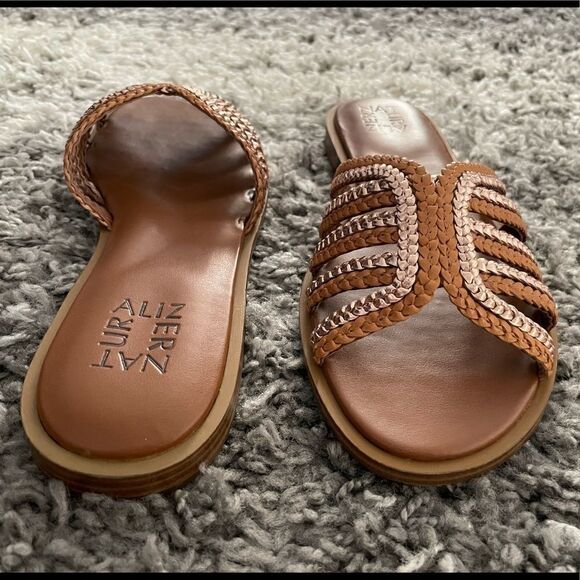 NIB Naturalizer Slip On Leather Sandals - Picture 5 of 8